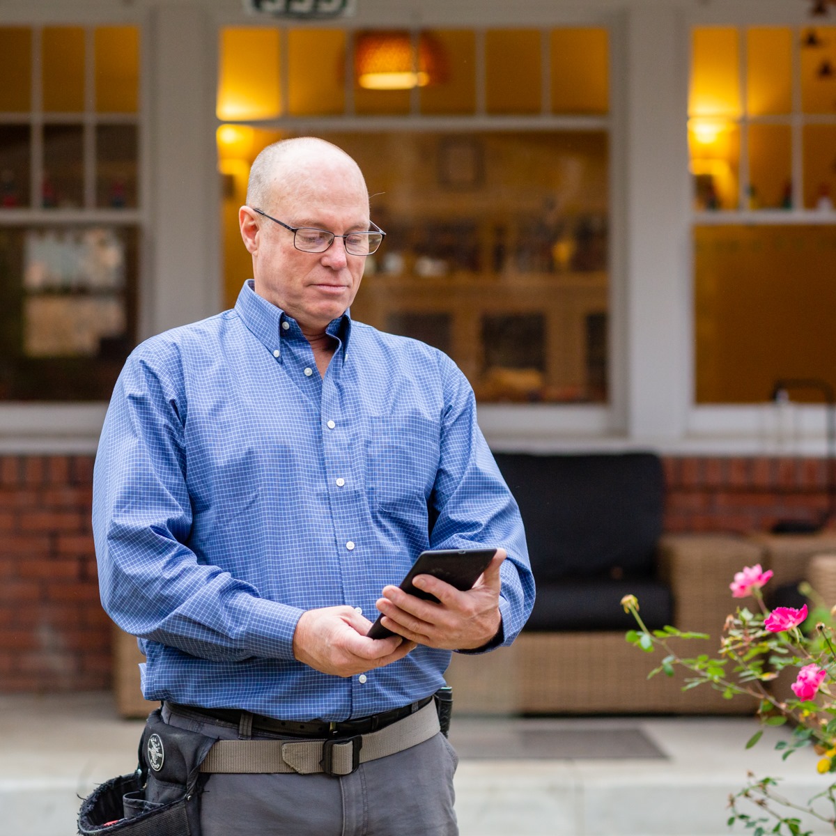 Writing report on tablet